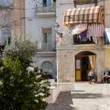 �Prima qui oltre a non ricevere l�acqua potabile, che dovevamo recuperare dalle �cape de fiirre� (le fontane pubbliche) non disponevamo nemmeno di un sistema di fognatura e non arrivava nemmeno il gas�, sottolinea la 70enne Teresa, che incontriamo a Largo Albicocca, comodamente adagiata su una sedia al di fuori della propria casa